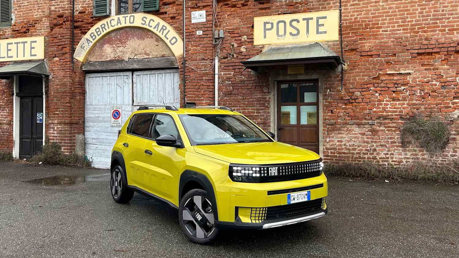 Front und Seitenansicht eines stehenden Fiat Grande Panda