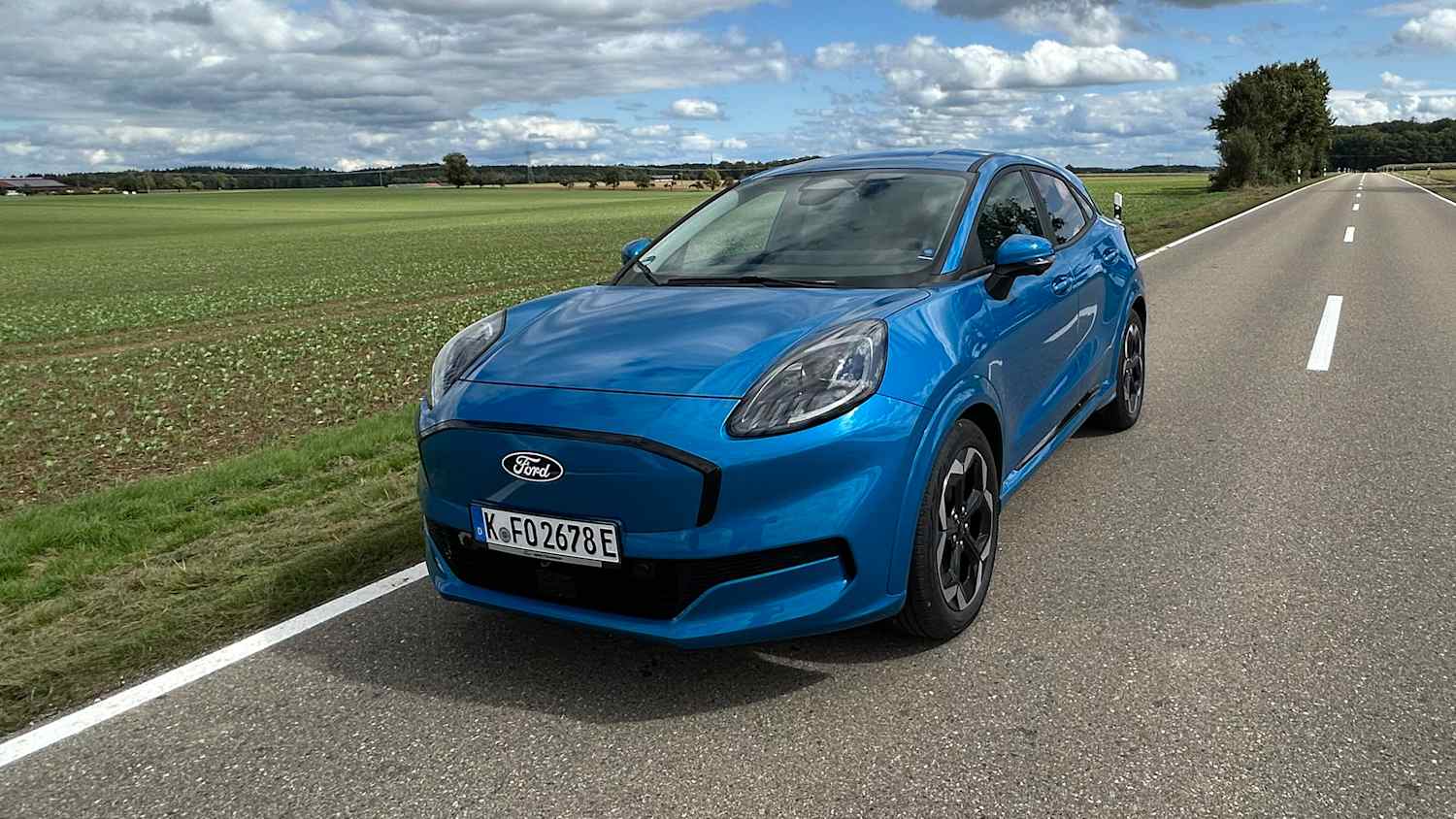 Blauer Ford Puma Gen-E geparkt auf einer Straße 