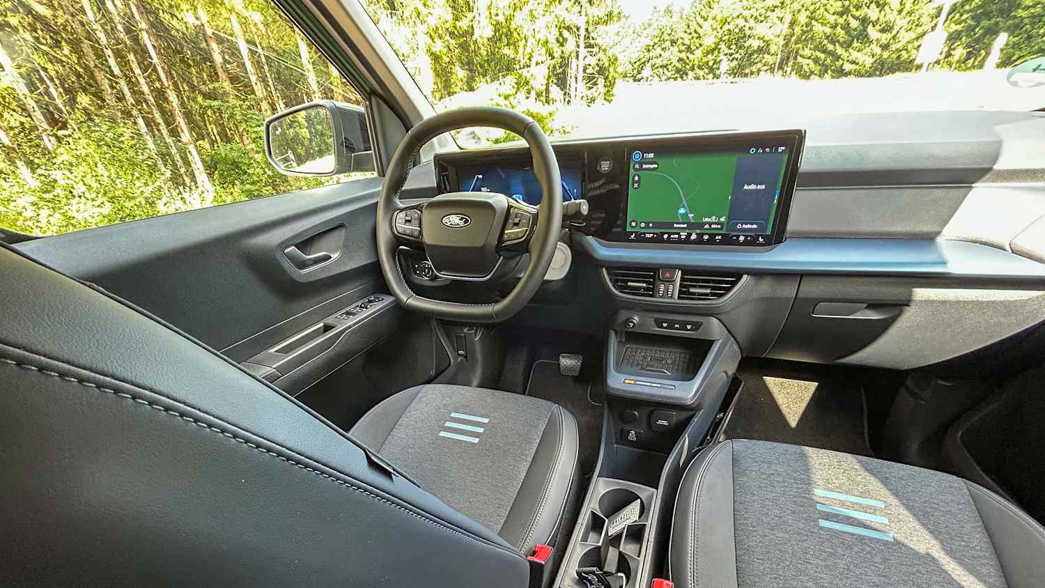 Cockpit und Armaturenbrett des Ford Tourneo E-Courier, Innenraumaufnahme.