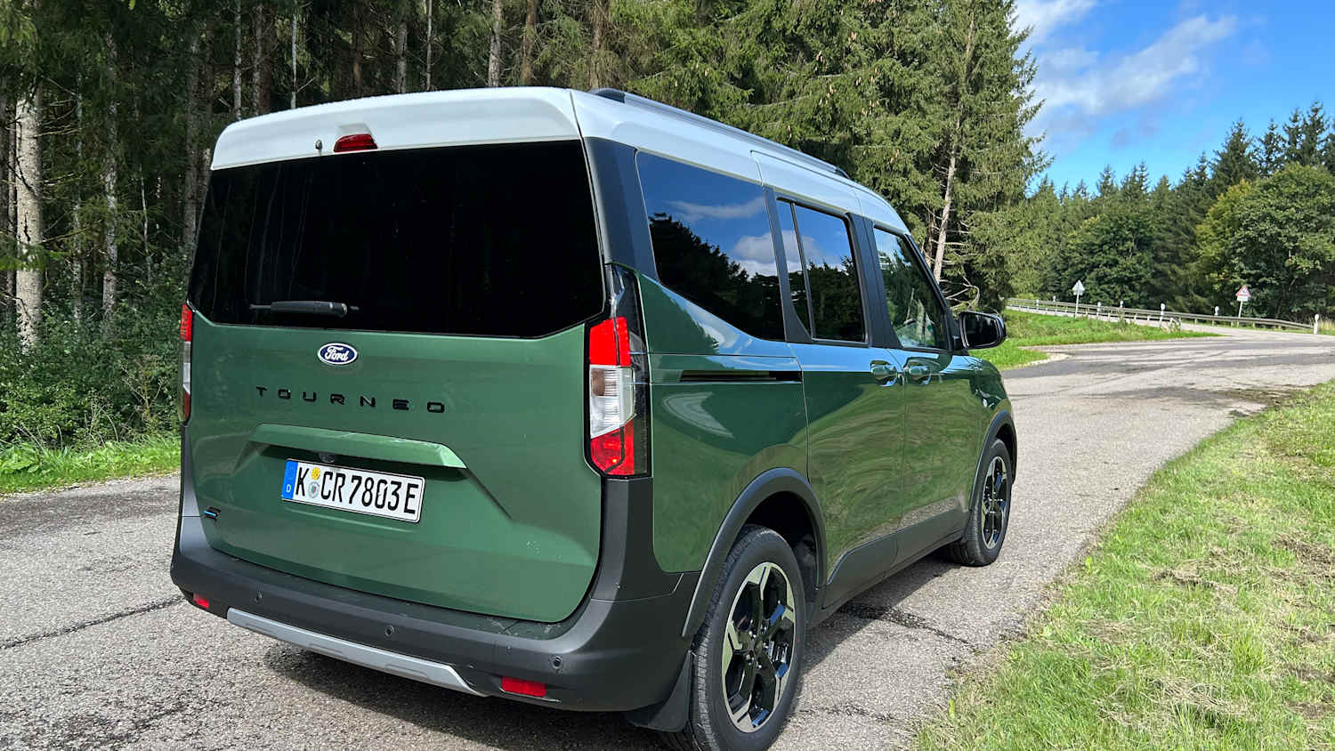 Rückansicht des Ford Tourneo E-Courier, geparkt auf einer Straße.