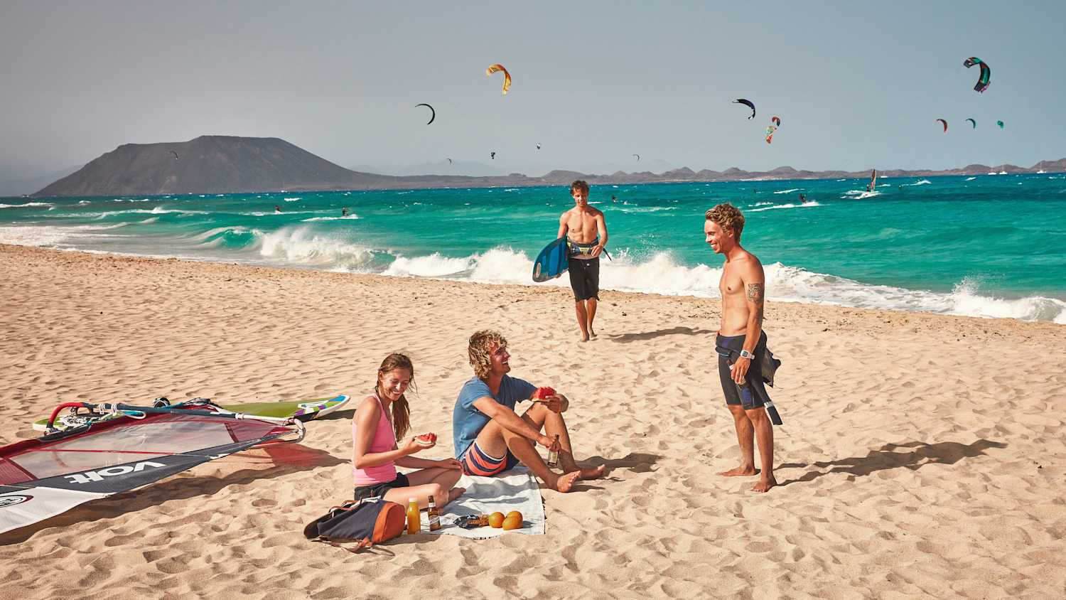 Eine Gruppe Menschen die auf den Kanaren Urlaub machen