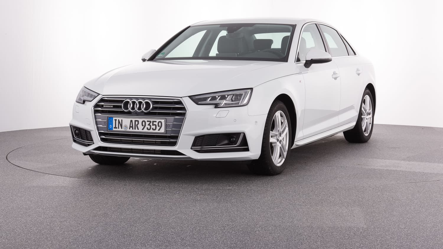 weißer Audia A4 im Studio