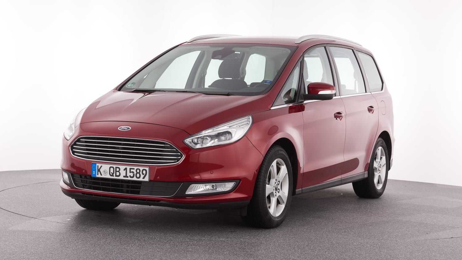 roter Ford Galaxy im Studio