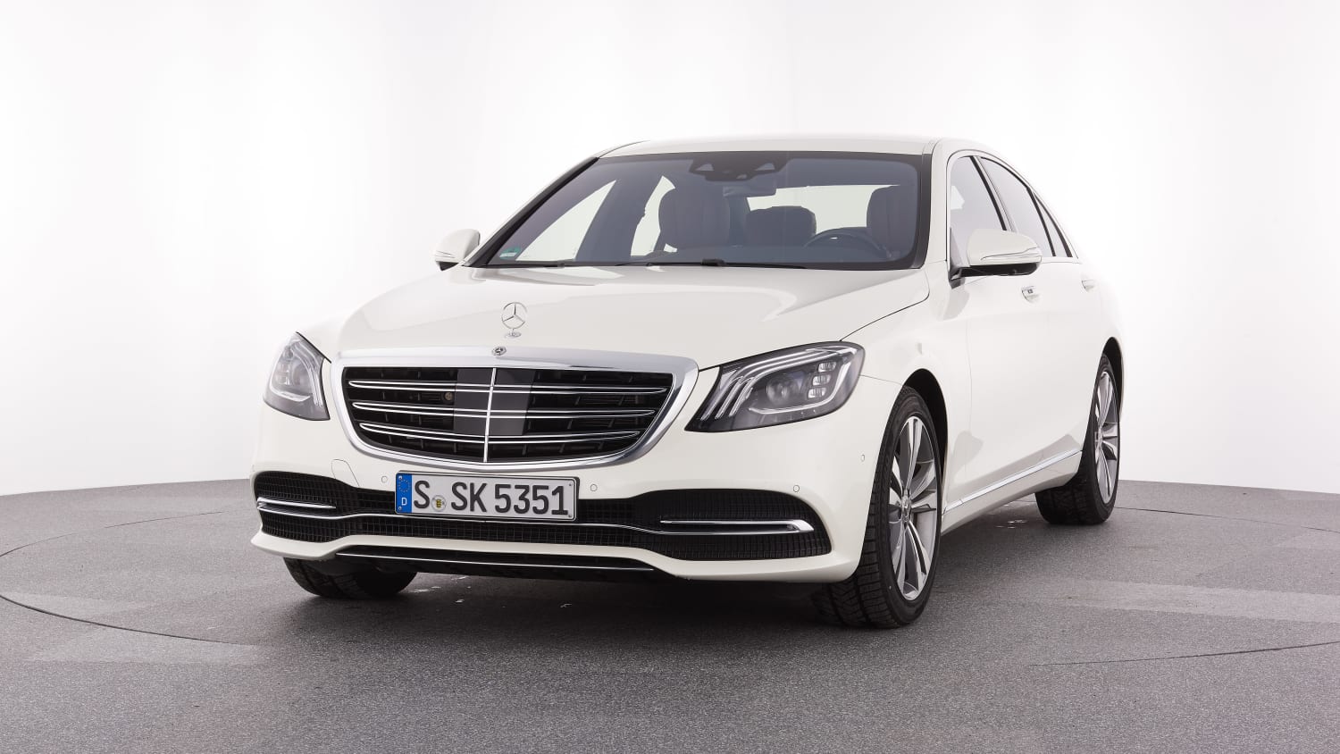 weißer Mercedes S Klasse im Studio