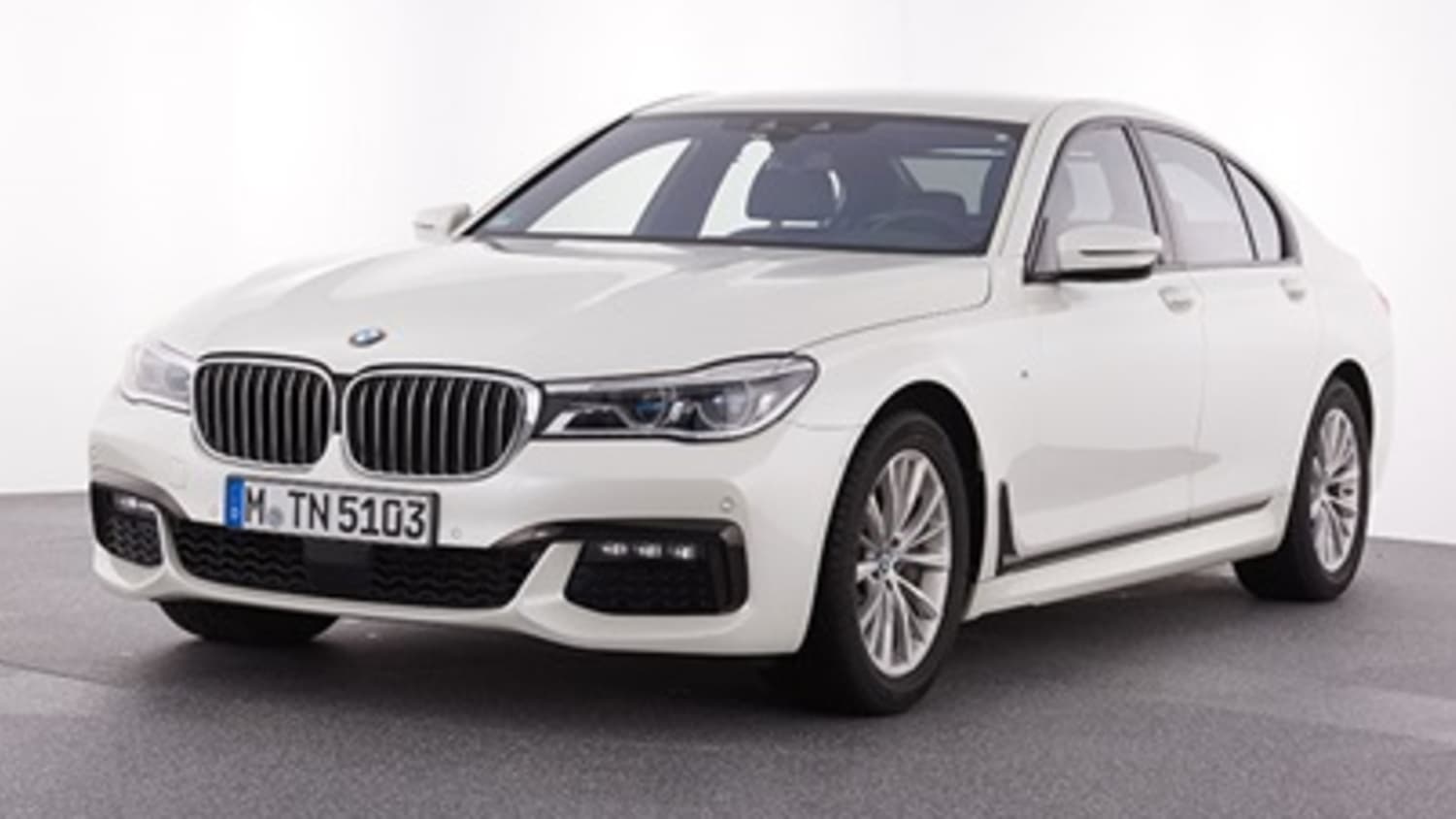 ein weisser  7er BMW Limousine im Studio