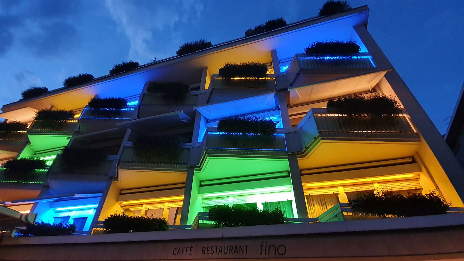 Das Hotel Aurora in Meran beleuchtet bei Nacht