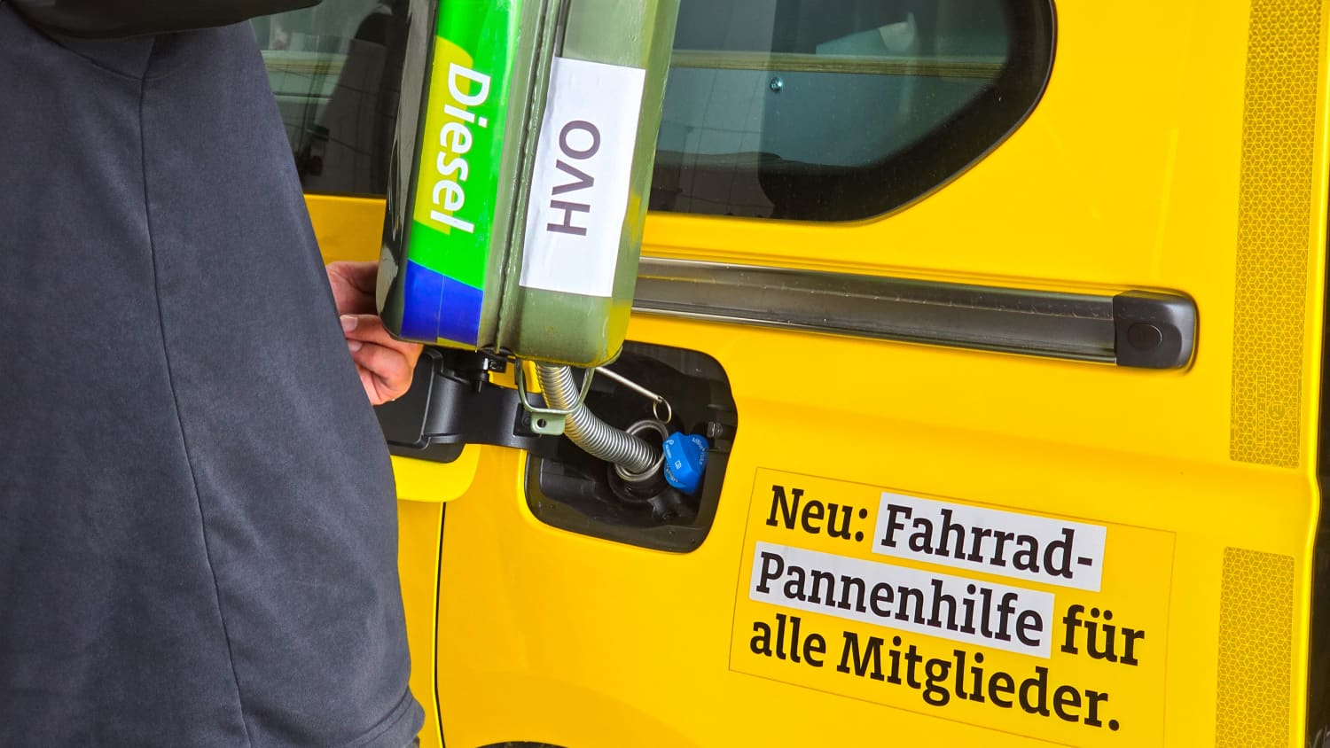Ein Mann füllt HVO Diesel in einen VW Caddy