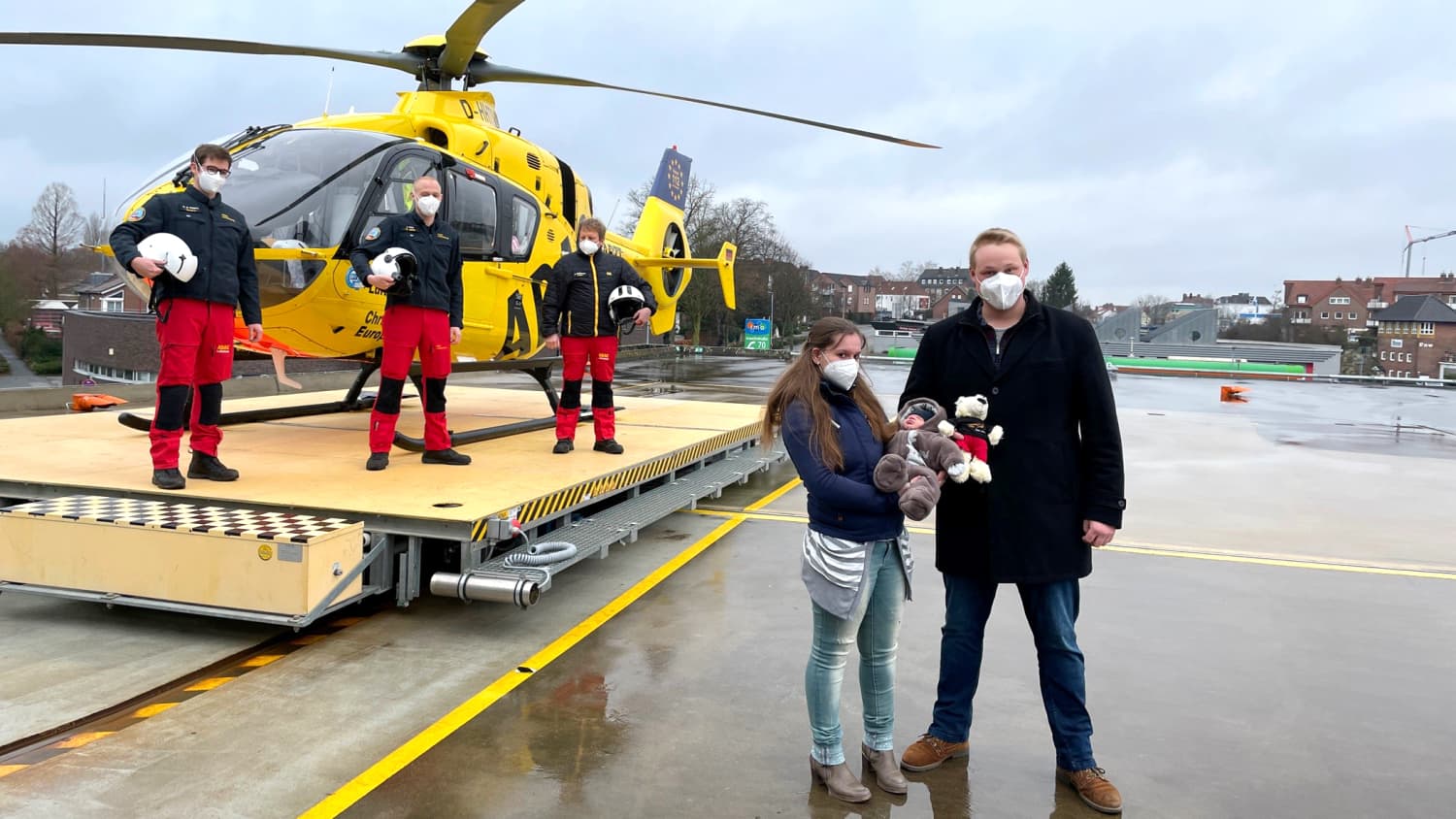 Familie Lammers mit Sohn Martin Timotheus vor dem Rettungshubschrauber Christoph Europa 2