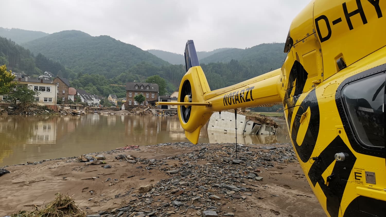 Ein ADAC Helikopter steht im Katastrophengebiet Ahrtal