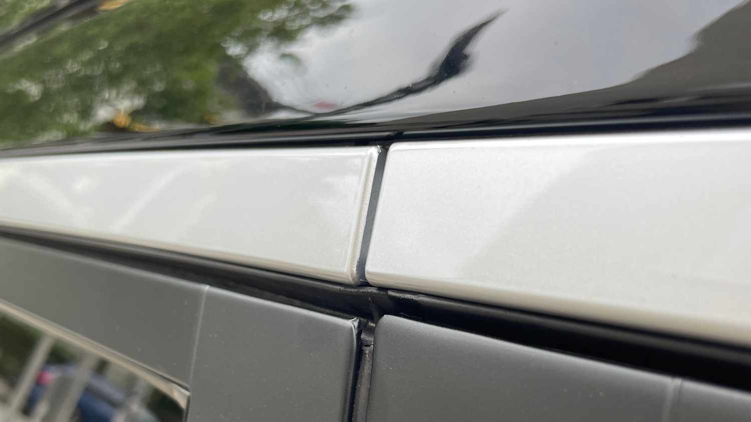 Eine Detailaufnahme am Türrahmen des neuen KGM Actyon