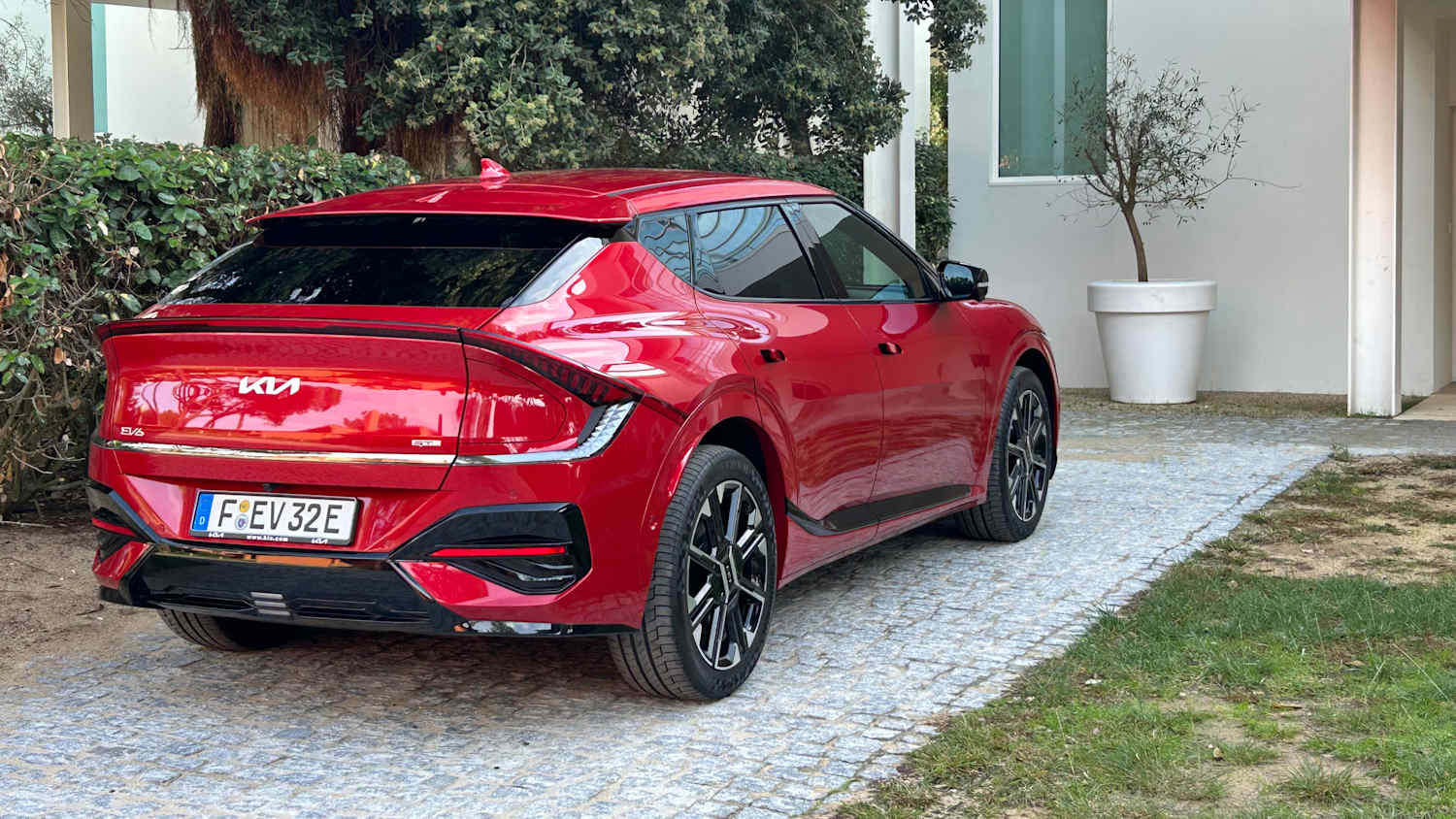 Heckansicht eines stehenden Kia EV6