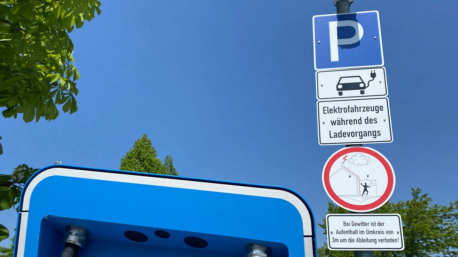 Straßenschilder an einer Elektro-Fahrzeug-Ladestation