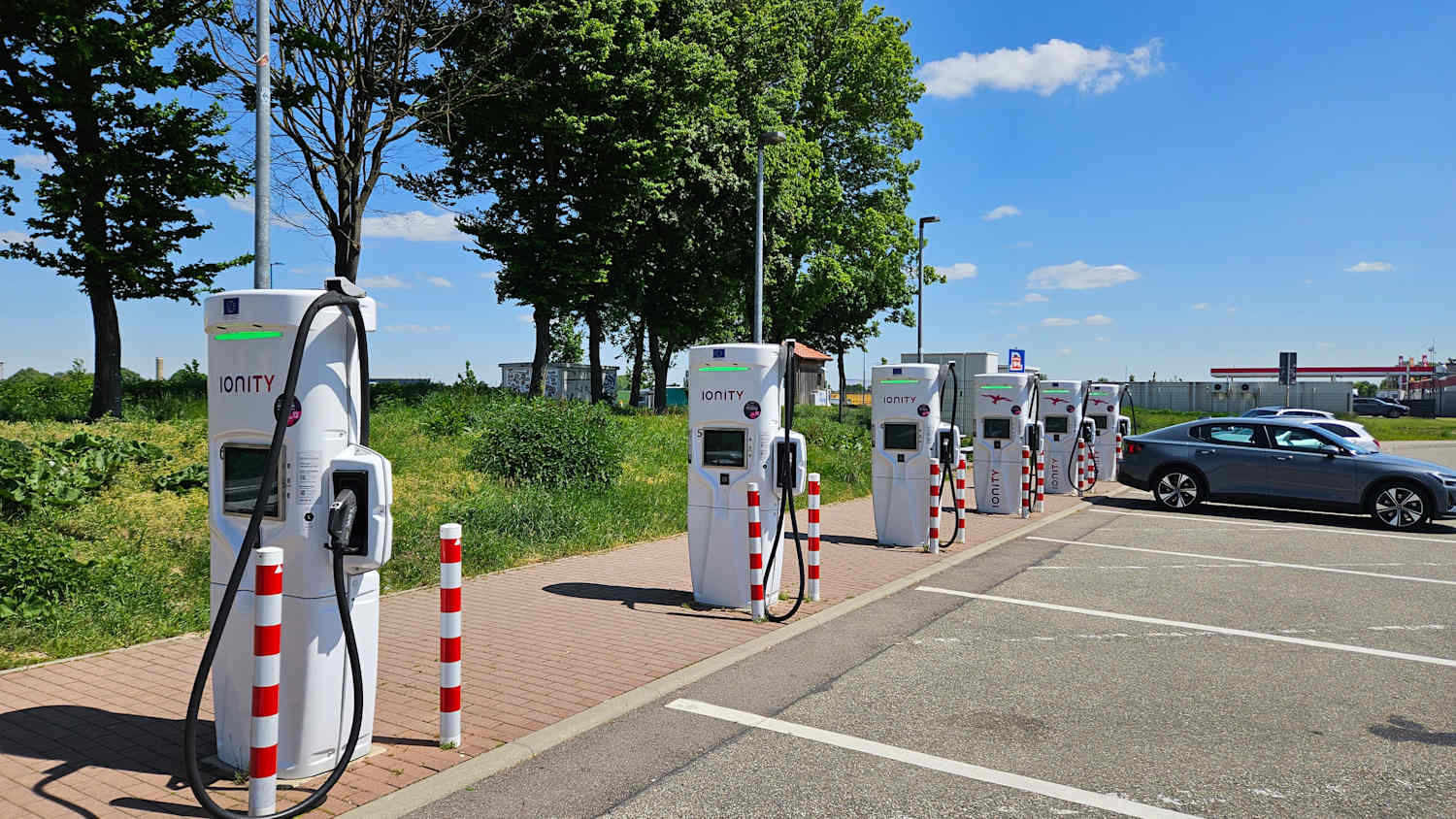 Ein Auto an der E-Ladesäule an der Autobahnraststätte Hohenlohe Nord