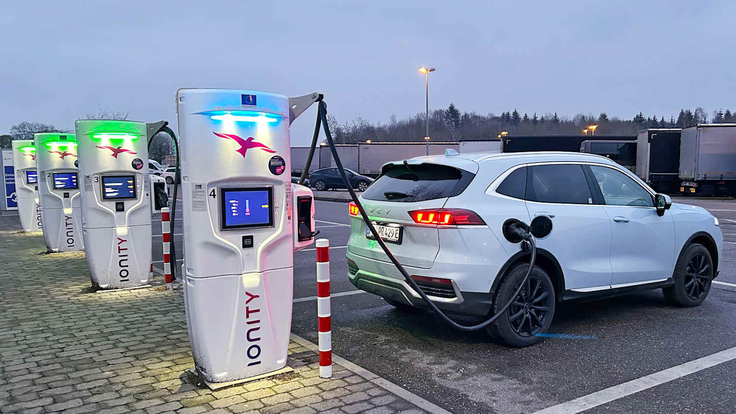 Ein Auto an der E-Ladesäule