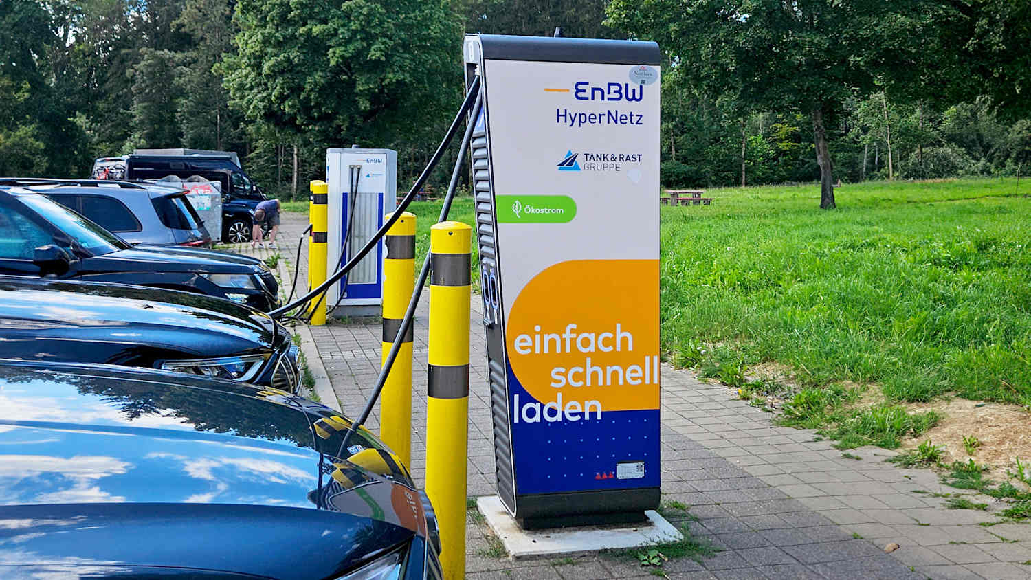 Autos beim Laden an einem Rastplatz