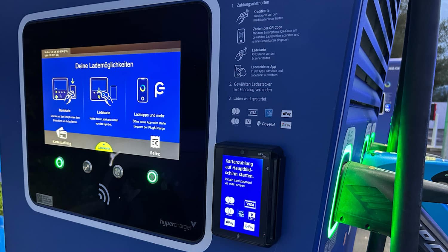 Eine Nahaufnahme einer blauen Elektroladesäule
