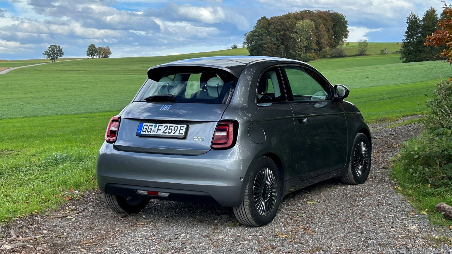Heckansicht eines stehenden Fiat 500e