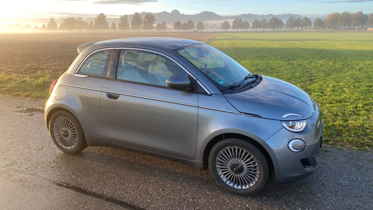 Seitenansicht eines stehenden Fiat 500e