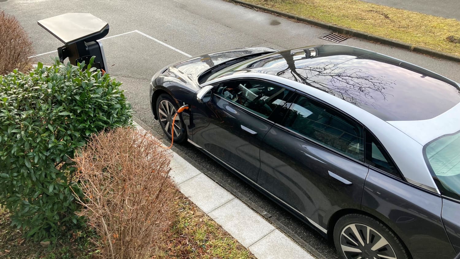 Der Lucid Air an einer Ladesäule