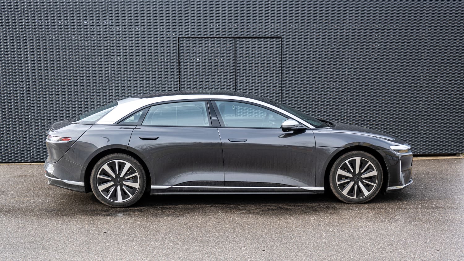 Seitenansicht eines stehenden Lucid Air
