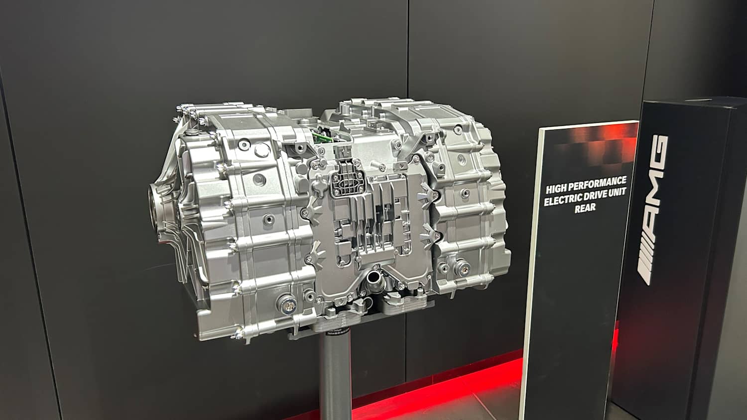 Der Motor des  Mercedes AMG Concept ausgestellt zu sehen