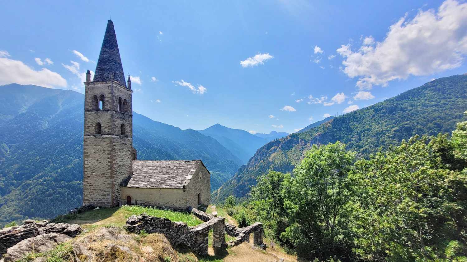 Historisches Bergdorf Chiasa di San Peyre in den französischen Alpen, Motorradrouten in der Umgebung