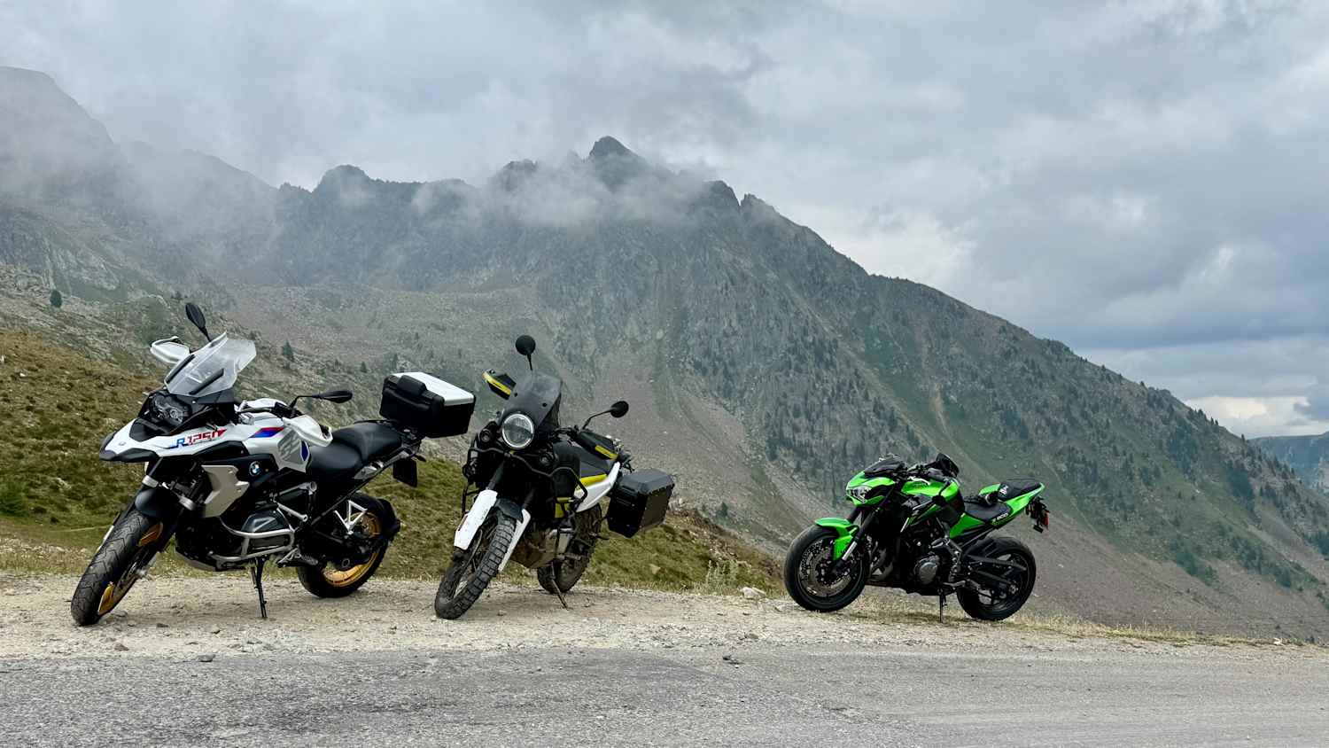 Motorradgruppe auf der Passstraße Colle della Lombarda in den Seealpen, umgeben von Berglandschaft