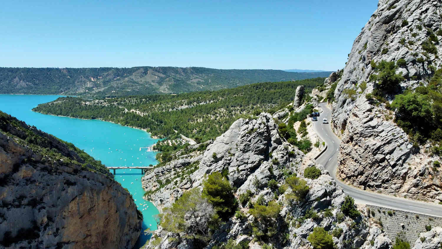 Blick auf den türkisfarbenen Lac de Sainte-Croix umgeben von steilen Felswänden in den Gorges du Verdon, Französische Alpen.
