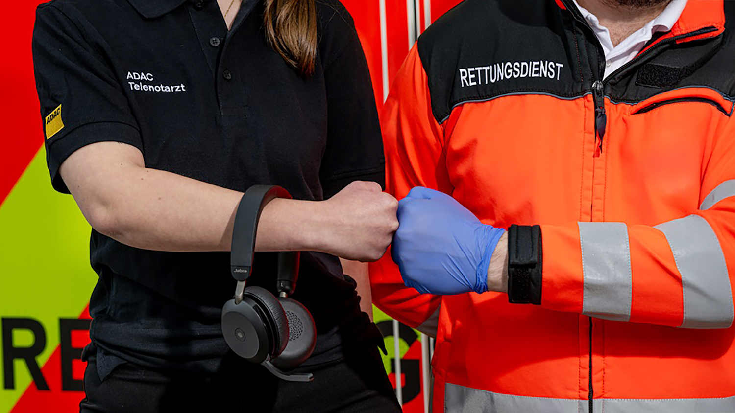 Eine ADAC Telenotarzt Mitarbeiterin und ein Mitarbeiter des Rettungsdienstes