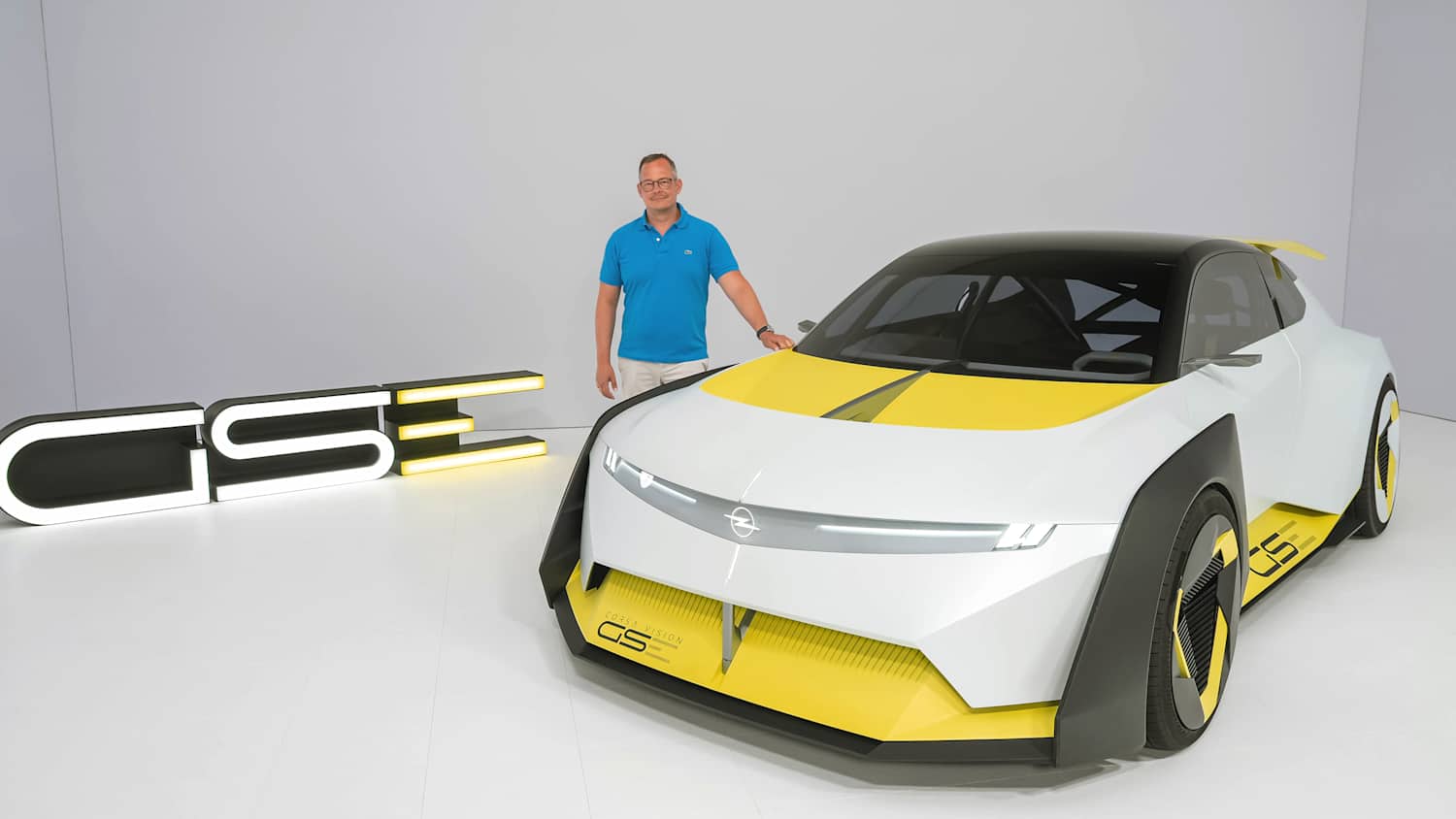 Redakteuer Jochen Wieler steht an der Seite des Opel Corsa GSE Vison Gran Turismo