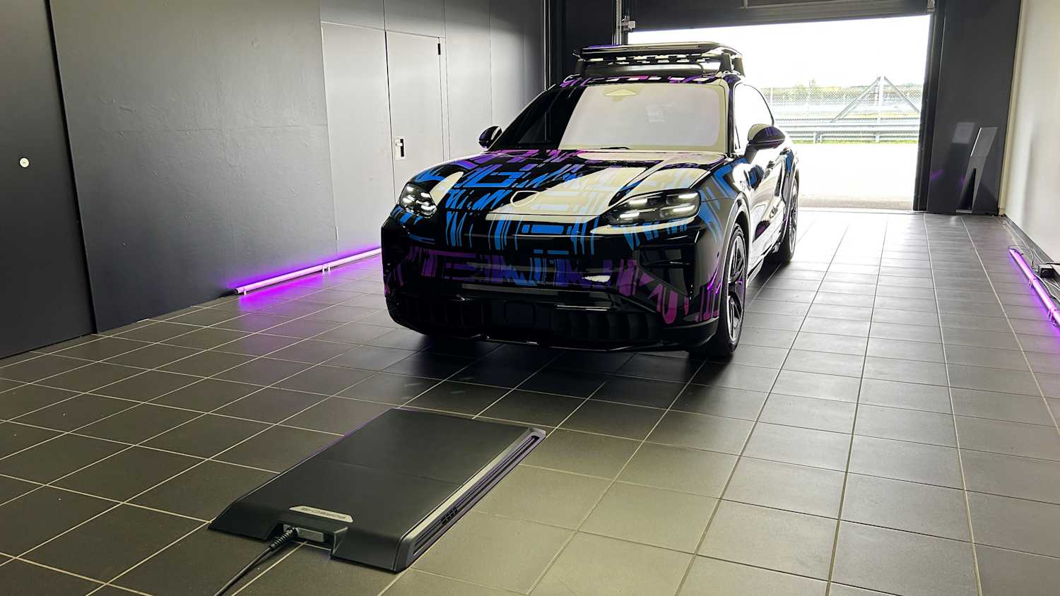 Frontansicht Porsche Cayenne E in einer Halle beim Laden