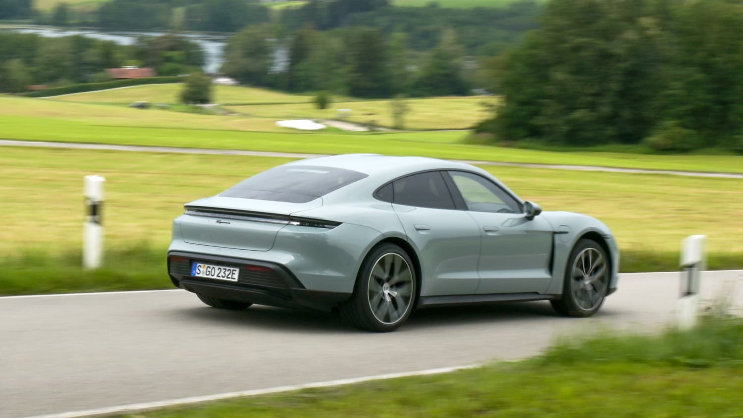 Heckansicht des Porsche Taycan