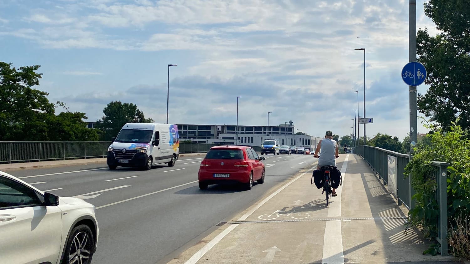 Ein Radfahrer fährt auf dem Fahrradweg