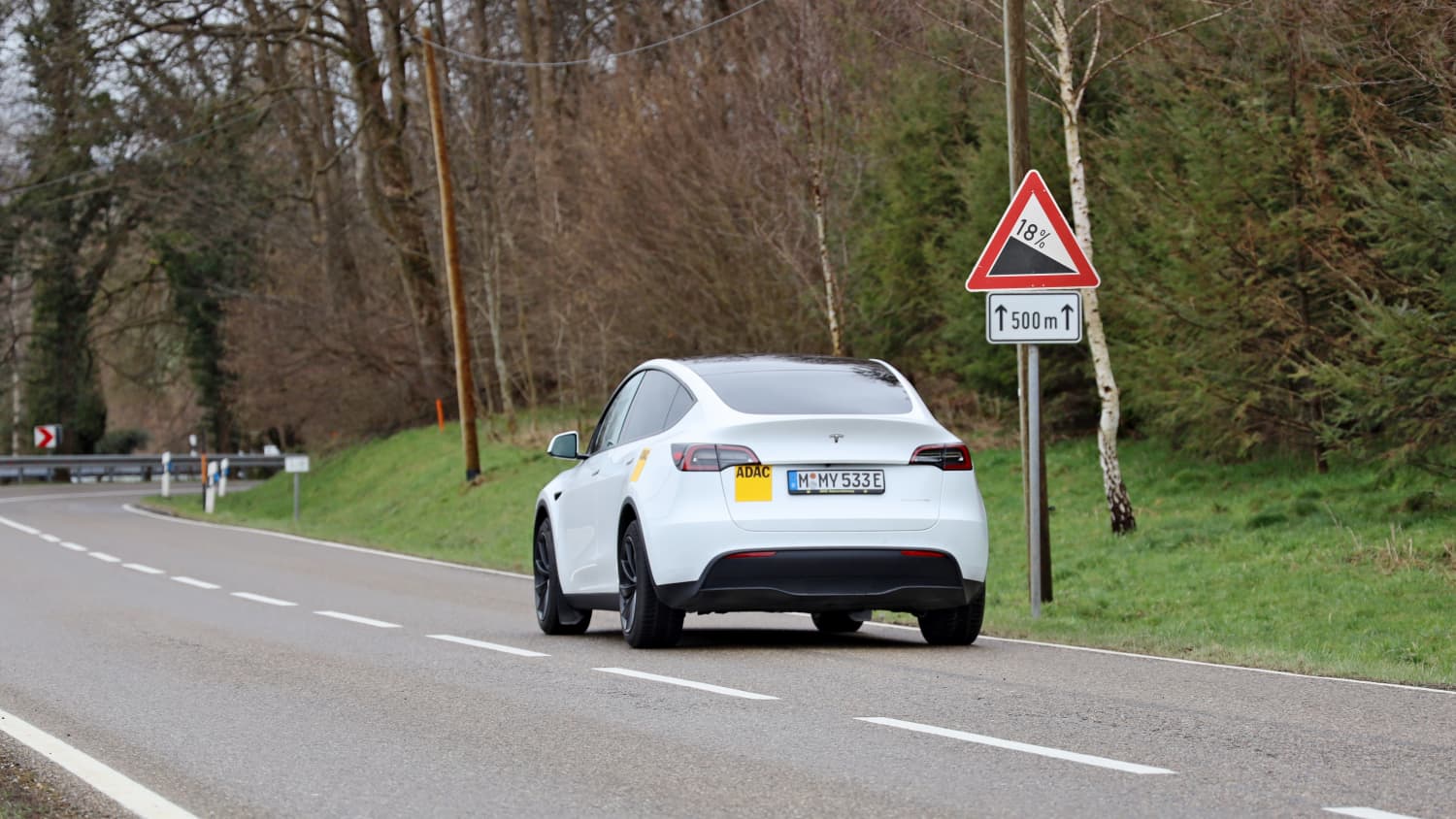 Ein ADAC Test Tesla fährt auf einer Schnellstrasse