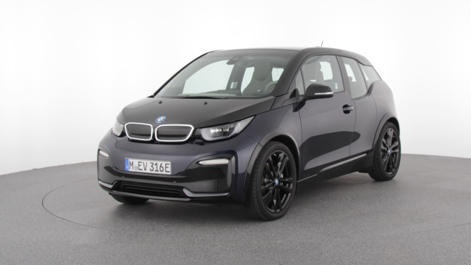 Frontansicht eines stehenden BMW i3s