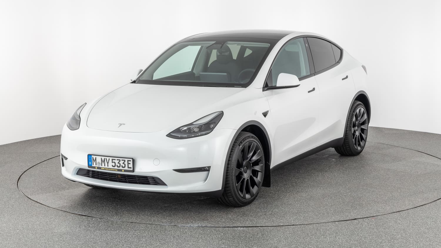 Frontansicht eines stehenden Tesla Model Y