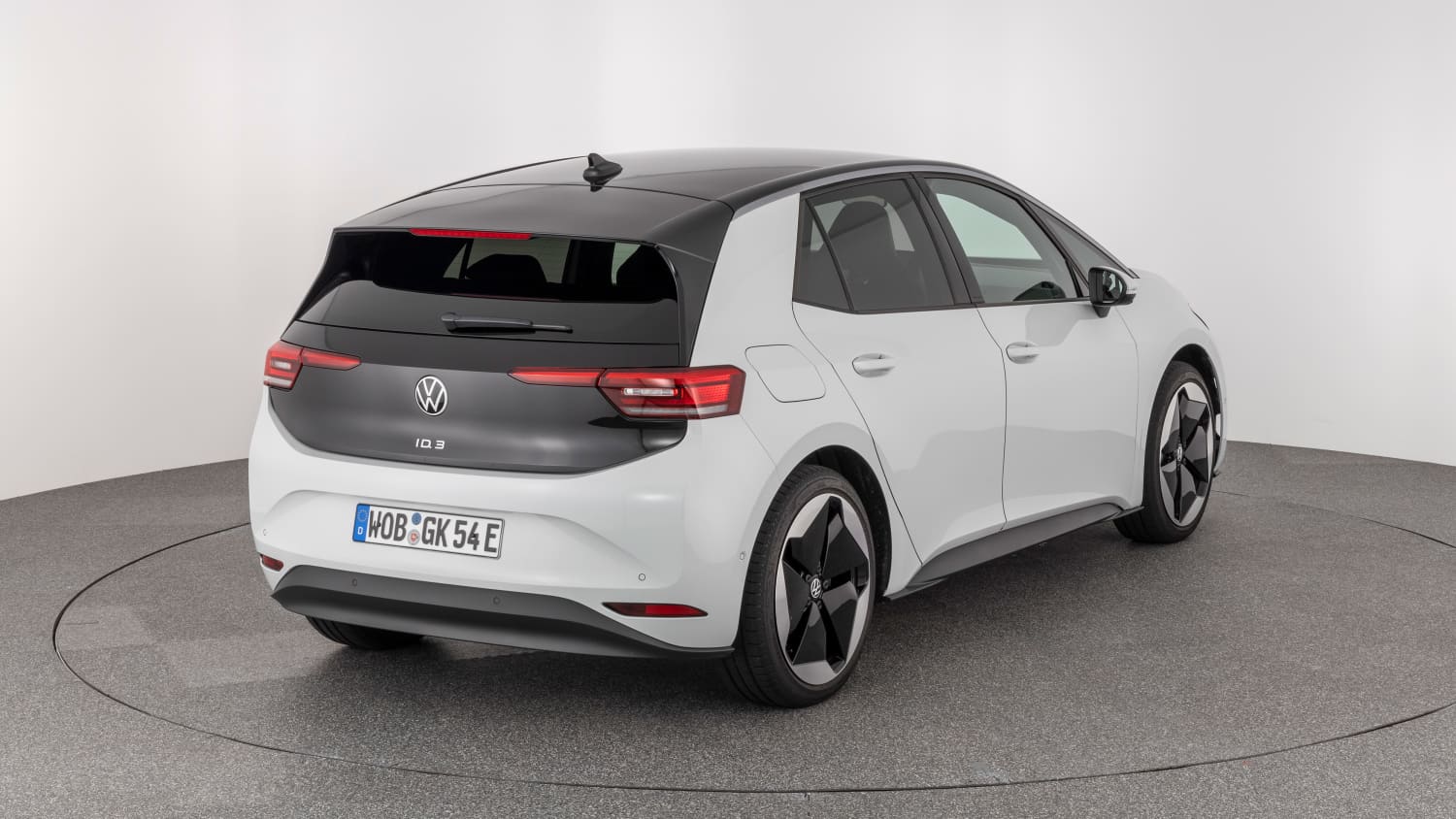Heckansicht eines stehenden VW ID3