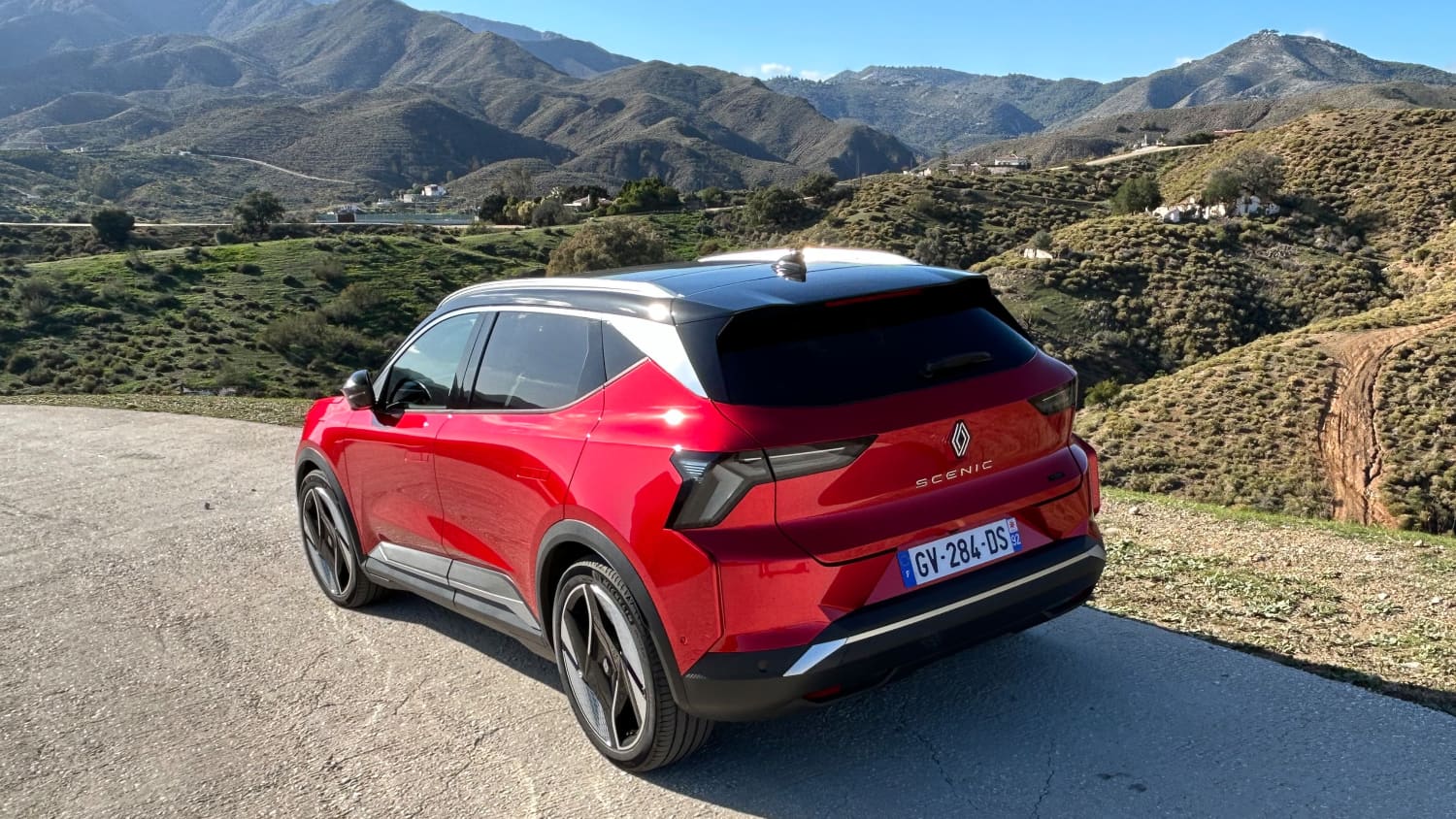 Heck und Seitenansicht eines stehenden Renault Scenic E-Tech Electric