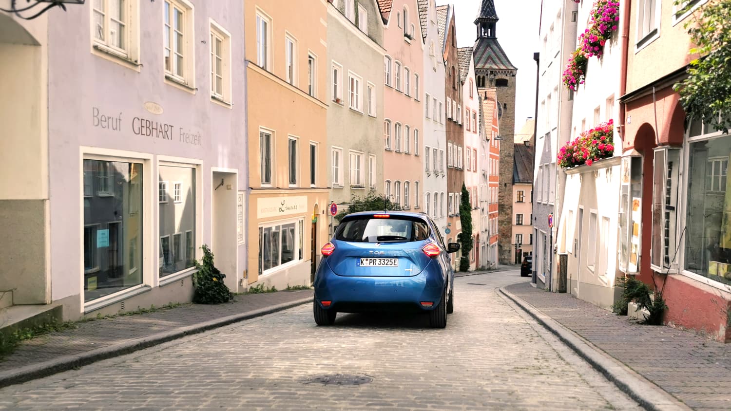 Ein blauer Renault Zoe fährt in der Altstadt von Landsberg am Lech