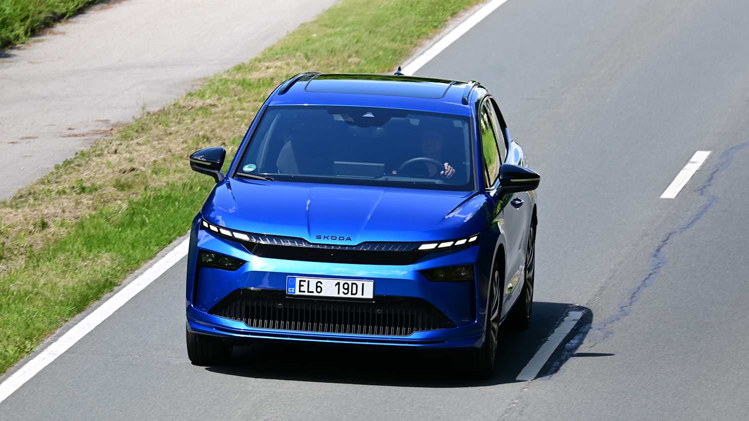 Frontaufnahme eines fahrenden Skoda Enyaq