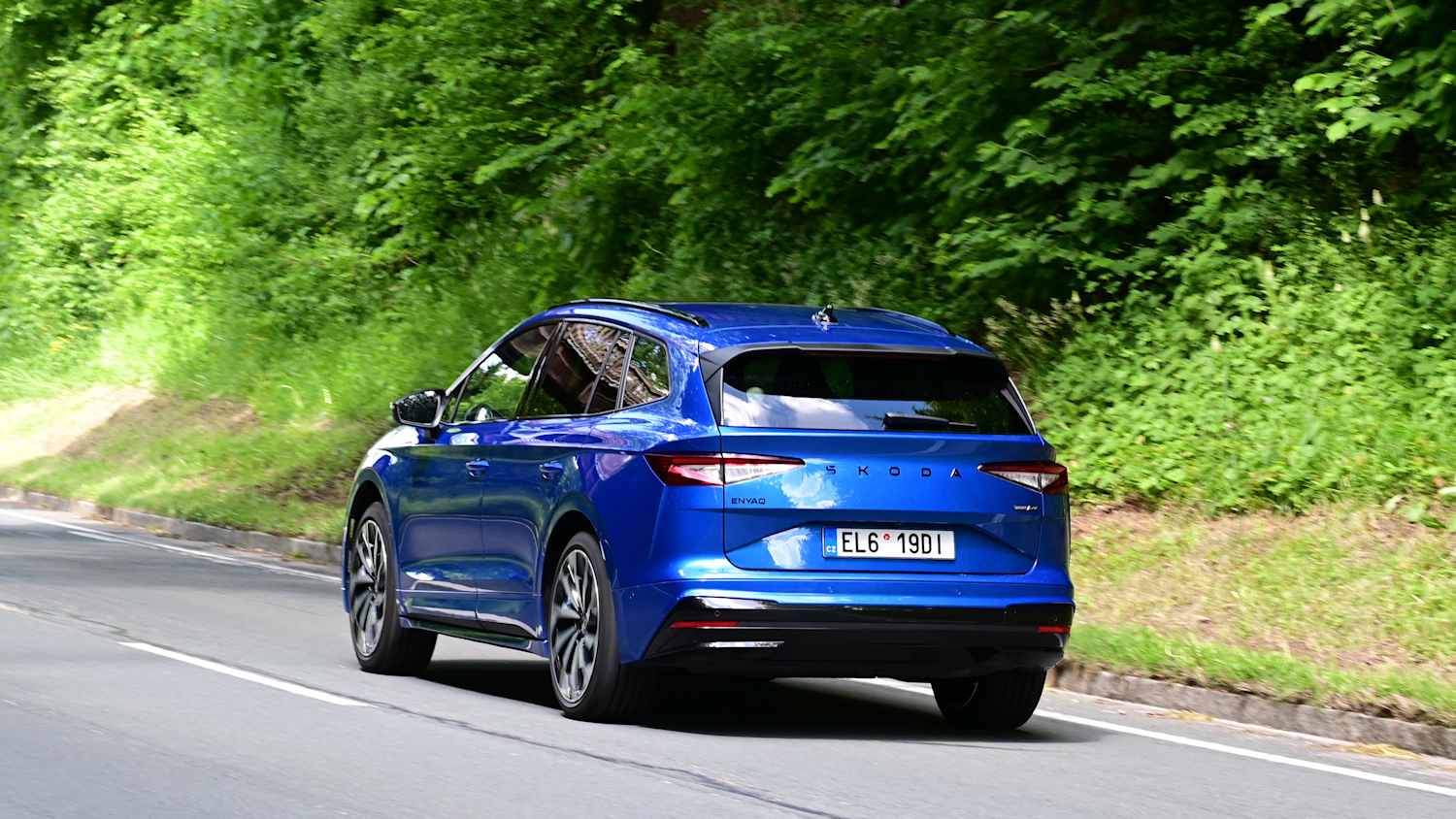 Heckansicht eines fahrenden Skoda Enyaq