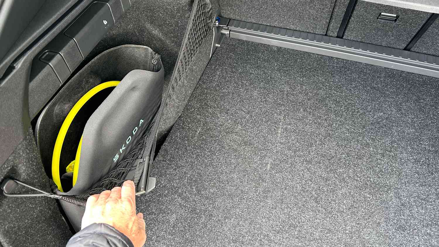 Aufbewahrungsnetz im Kofferraum des Skoda Enyaq
