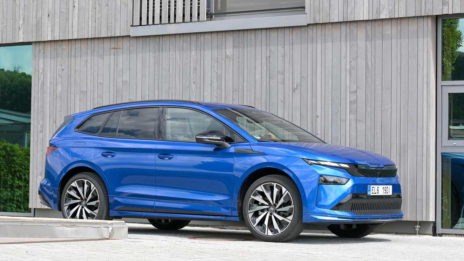 Seitenansicht eines stehenden Skoda Enyaq