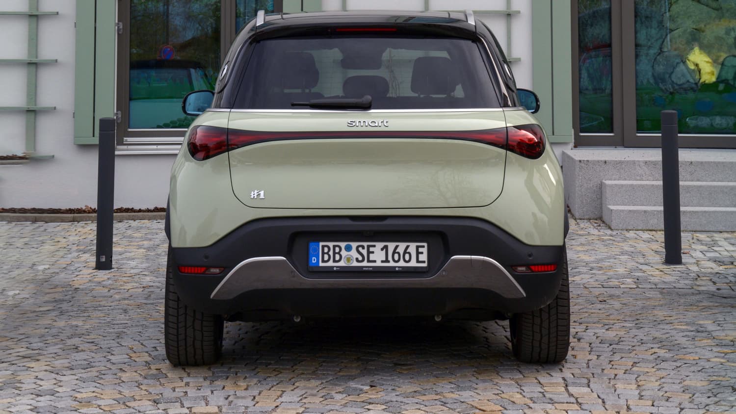 Heckansicht eines stehenden Smart #1