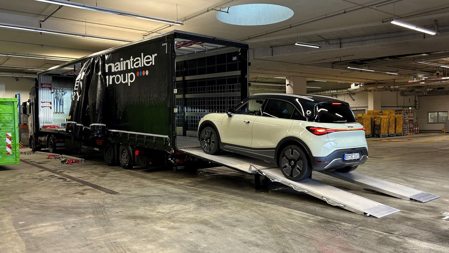 Ein Smart #1 fährt von einem LKW
