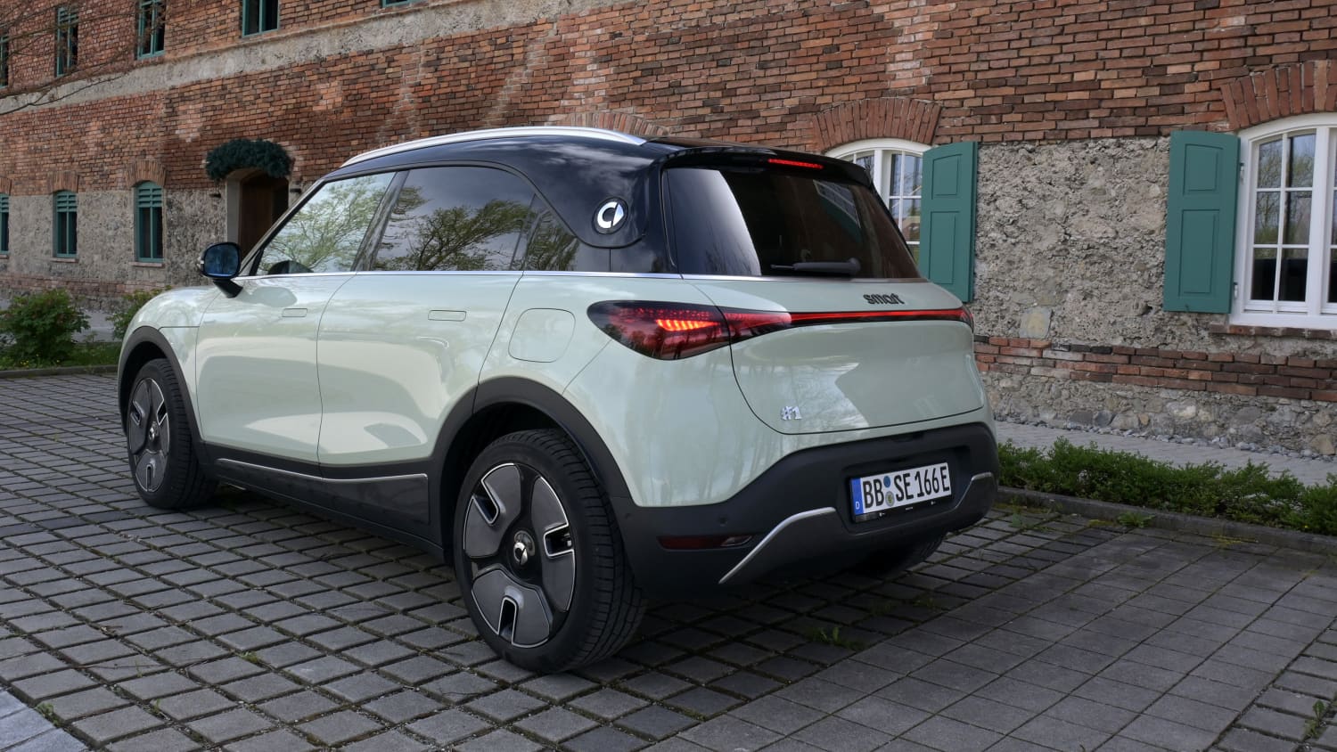 Heckansicht eines stehenden Smart #1