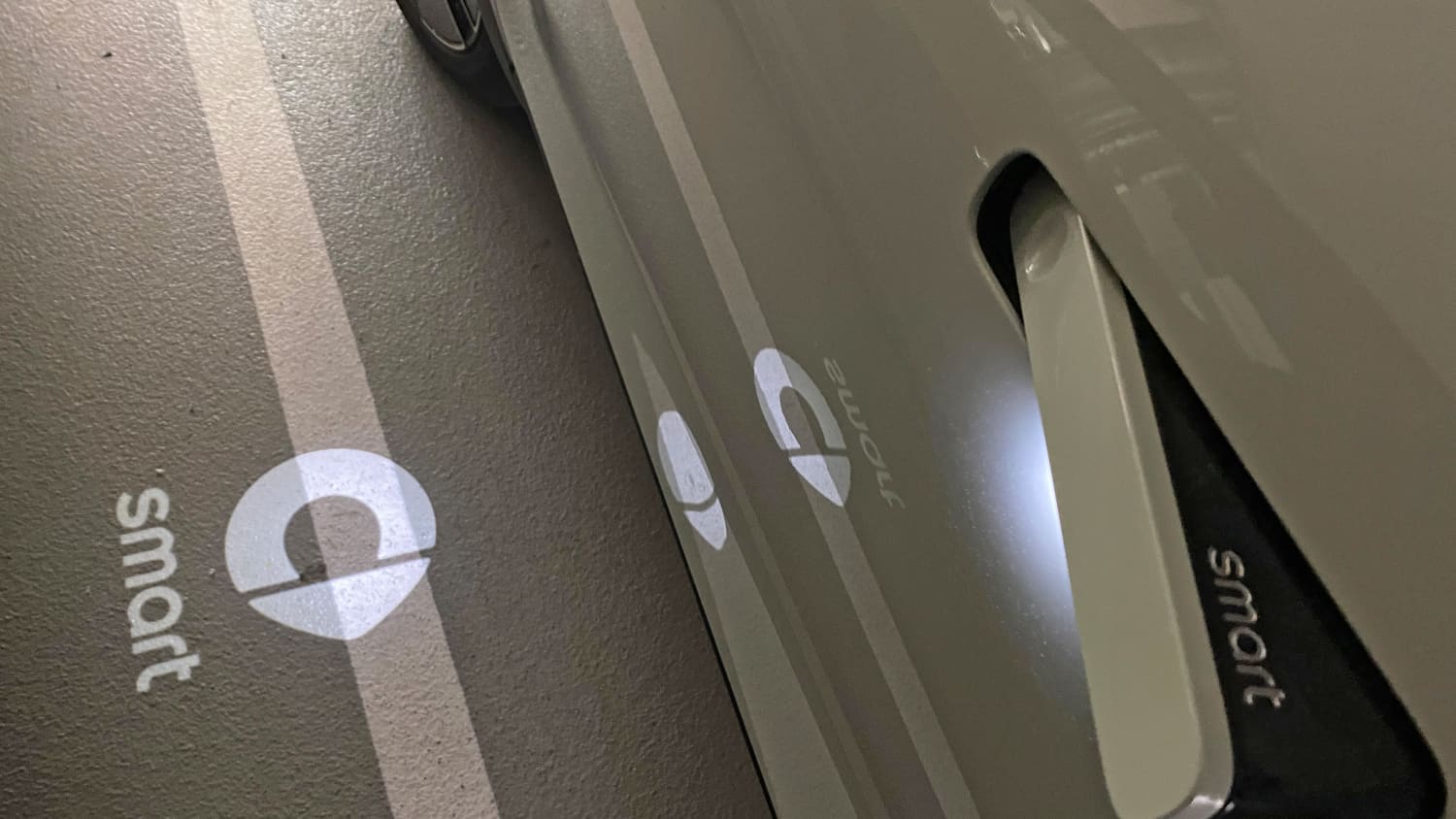 Türgriff des Smart #1 und Smart Logo auf dem Boden