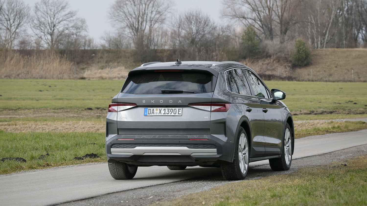 Aufnahmen eines grauen Skoda Elroq