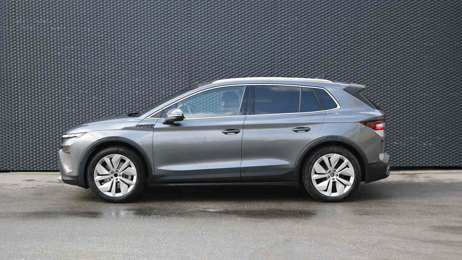 Aufnahmen eines grauen Skoda Elroq