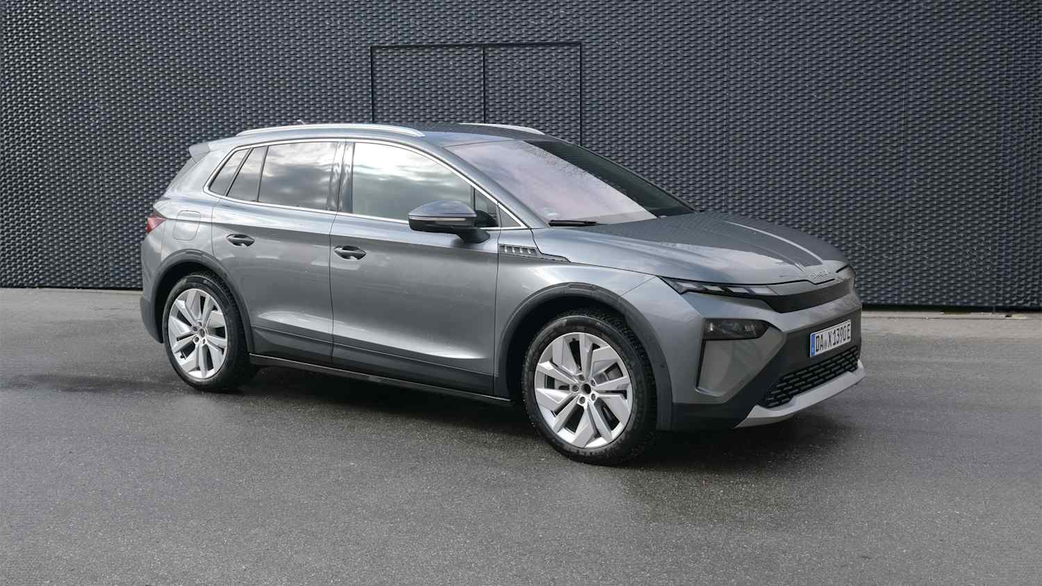 Aufnahmen eines grauen Skoda Elroq